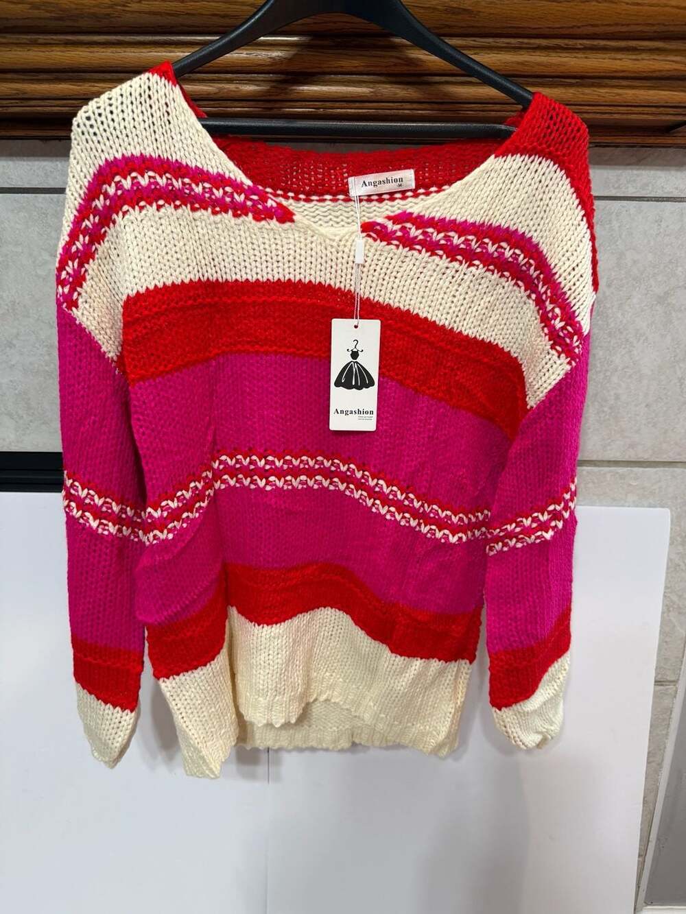 Angashion Women's Red and Pink Striped V-Neck Knit Sweater Size M